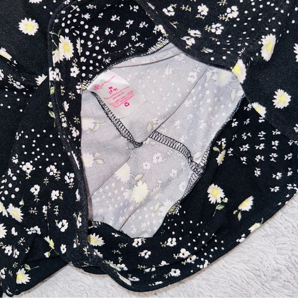 Daisies bell bottom pants - Picture 4 of 10